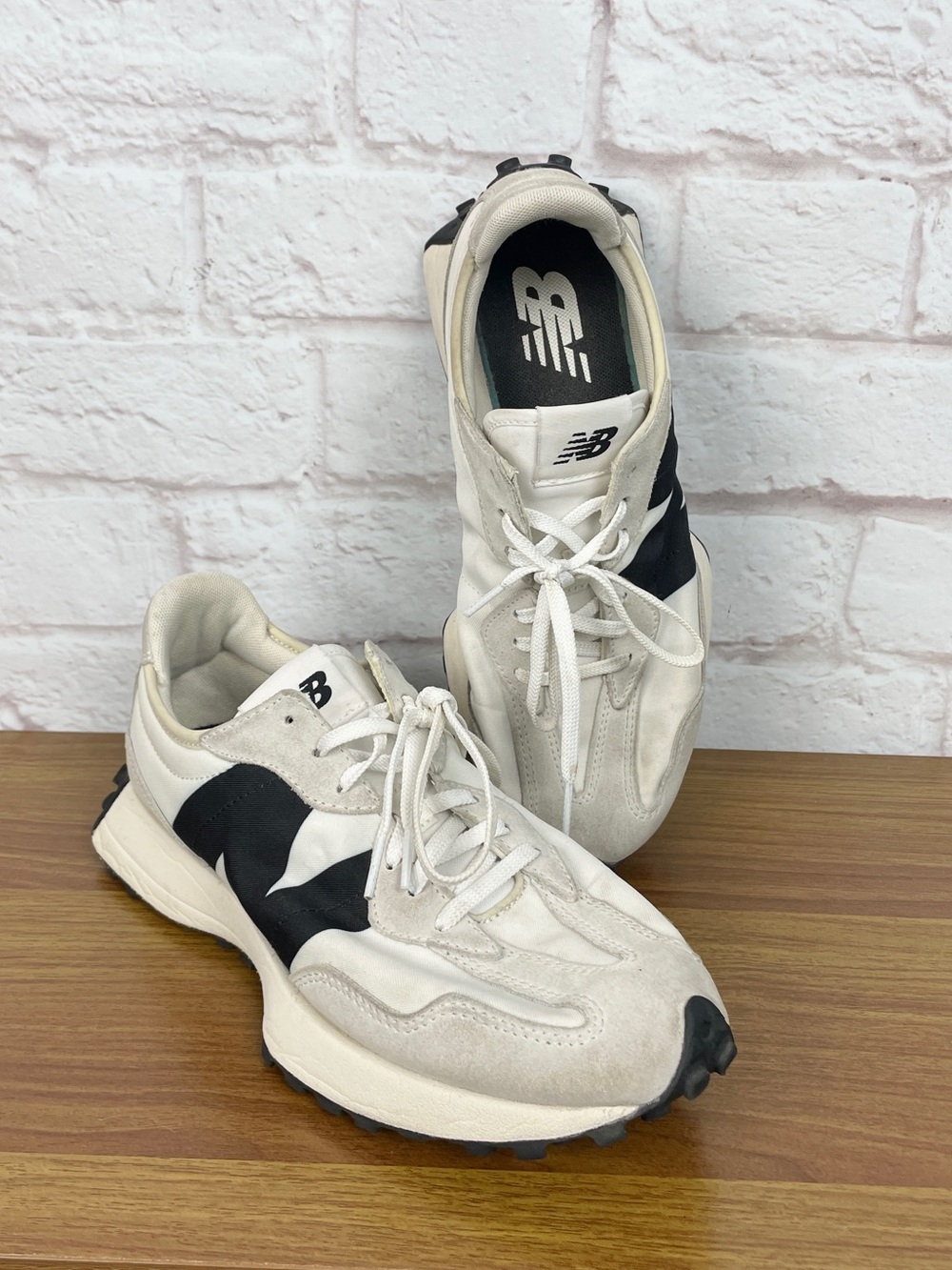 New Balance 327 Sea Salt Black & White Women’s Logo Sneakers Size 9.5